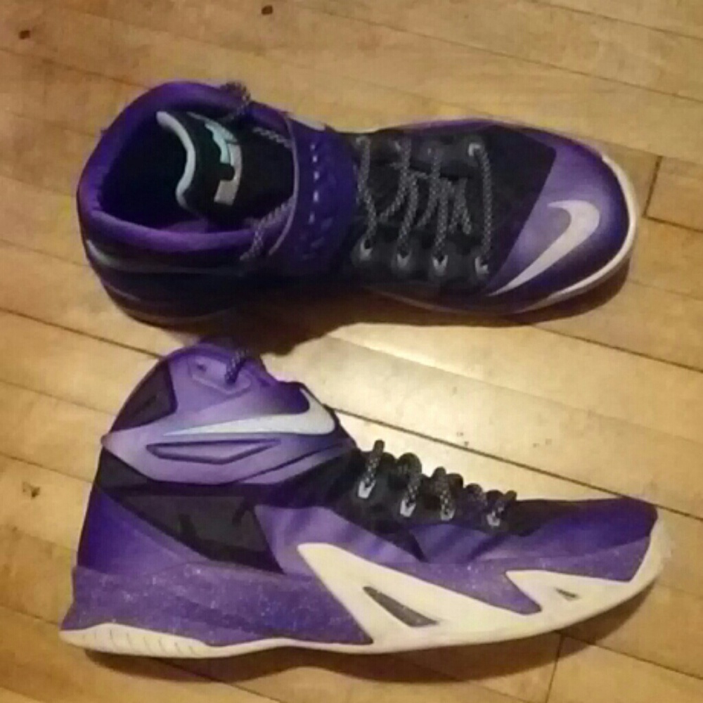 SOLD!!!!Nike LeBron